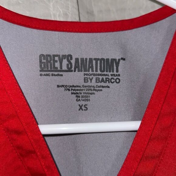 Grey’s Anatomy XS Red V-Neck Short Sleeve Fitted 3 Pocket Scrub Top - Picture 6 of 9